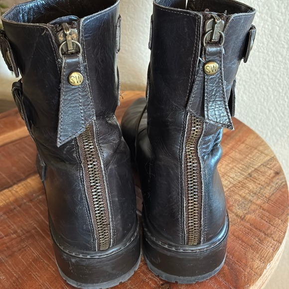 STUART WEITZMAN leather combat boots, brown, brass buckle/straps, lug sole. 7 - Picture 8 of 17